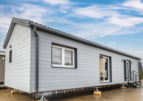 Exkluzívne iba u nás Vám Reality KOMPLEX s.r.o., ponúka na PREDAJ nový CELOROČNE OBÝVATEĽNÝ MOBILNÝ DOM MALTA s rozmerom 13,2x4,3m!!!