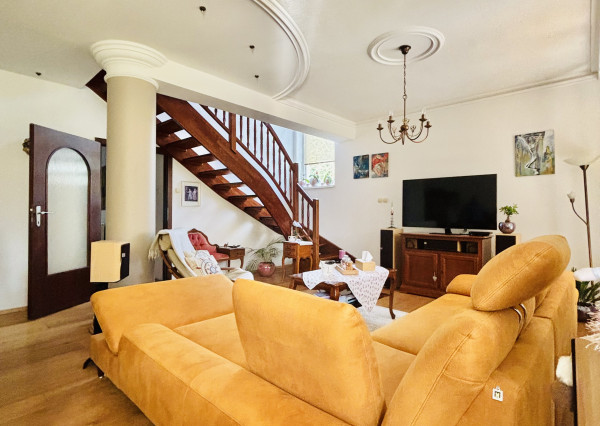 Exkluzívne IBA U NÁS Vám Reality komplex s.r.o., ponúka elagantný, úplne rekonštruovaný 4 izbový rodinný dom  v obľubenej lokalite  Mesta Komárno !