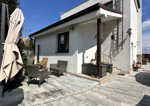 Reality KOMPLEX s.r.o. Vám ponúka EXKLUZÍVNE  na predaj rodinný dom s hospodárskymi budovami v obci Vozokany okr.Galanta