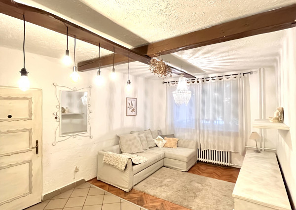 Velká zľava!!! -14.000€ Reality KOMPLEX s.r.o. Vám ponúka na PREDAJ priestranný, zrekonštruovaný 3izbový byt  vo vidieckom štýle vo vyhľadávanej  lokalite Komárna!!!