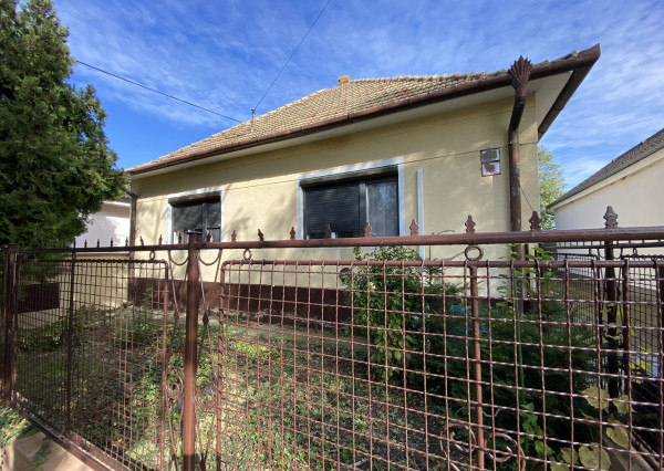 Reality KOMPLEX s.r.o. Vám ponúka NA PREDAJ rodinný dom vo Veľkých Úľanoch.