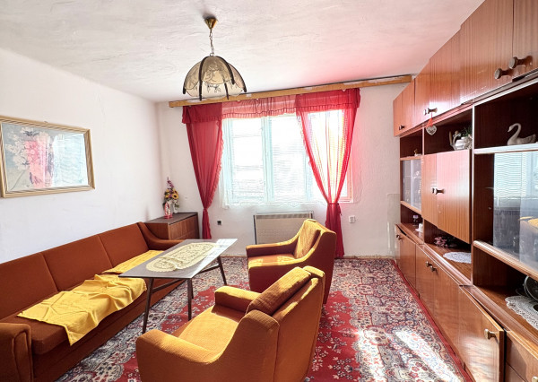 ZNÍŽENÁ CENA !!! Iba u nás!!! Reality KOMPLEX s.r.o., Vám ponúka na predaj 2-izbový rodinný dom vo vyhľadávanej lokalite vo Svätom Petri s veľkým pozemkom o celkovej výmere 1554m2 za SUPER CENU