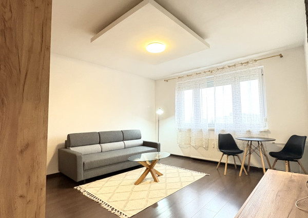 Iba u nás!!! Reality KOMPLEX s.r.o. Vám ponúka od spoľahlivého majiteľa na prenájom, prerobený 1 izbový zariadený byt s klimatizáciou vo výbornej lokalite v Komárne !!!