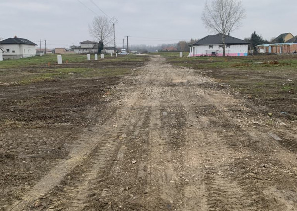 Reality KOMPLEX s.r.o. Vám ponúka na PREDAJ pekné, rovinaté pozemky vo veľmi dobrej lokalite mesta Komárom, v Maďarsku!!