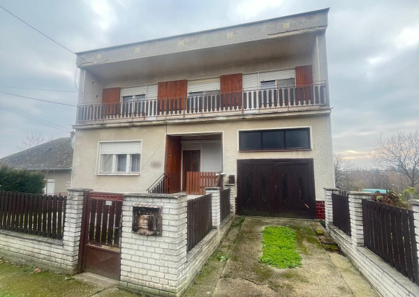 Reality KOMPLEX s.r.o., Vám ponúka na predaj poschodový rodinný dom v  obci Svodín!