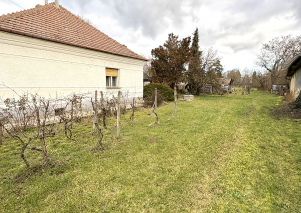 VÝRAZNÁ ZĽAVA !!! MIMORIADNÁ PONUKA!!! Reality KOMPLEX s.r.o., Vám ponúka  zariadený 4 izbový rodinný dom s veľkým pozemkom a s garážou vo vyhľadávanej lokalite v obci Rúbaň okres Nové Zámky !!!