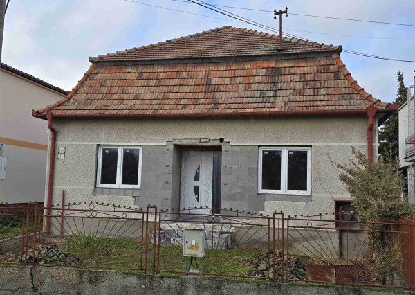 Exkluzívan csak nálunk! A Reality KOMPLEX s.r.o. eladásra kínál egy családi házat Gútán (Kolárovo).