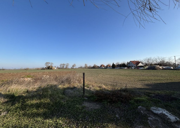 Reality KOMPLEX s.r.o., Vám EXKLUZÍVNE ponúka na predaj stavebný pozemok  v obci Zemianská Olča.