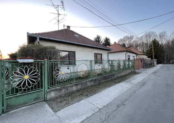 Reality KOMPLEX s.r.o. Vám ponúka rodinný dom s veľkým pozemkom v obci Vrakúň