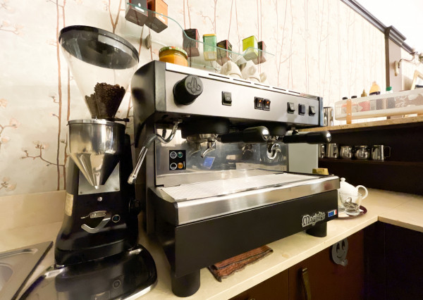 Reality KOMPLEX s.r.o Vám ponúka  ponúkame NA PREDAJ odstúpenie prevádzky, kompletne zariadenú kaviareň v Dunajskej Strede