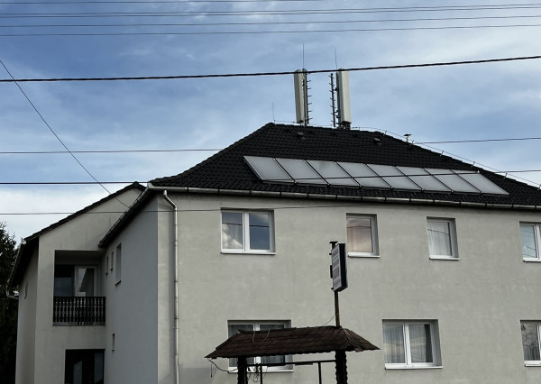 A Reality KOMPLEX s.r.o. kínálja eladásra ezt a tágas, teljesen berendezett panziót kivételes elhelyezkedéssel – közvetlenül Komárom (Magyarország) főutcáján!