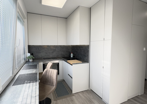 Exkluzívne iba u nás!!! Reality KOMPLEX s.r.o. Vám ponúka na PRENÁJOM moderný, vkusne, čerstvo prerobený a zariadený 1 izbový byt, vo vynikajúcej lokalite mesta Komárno!!!