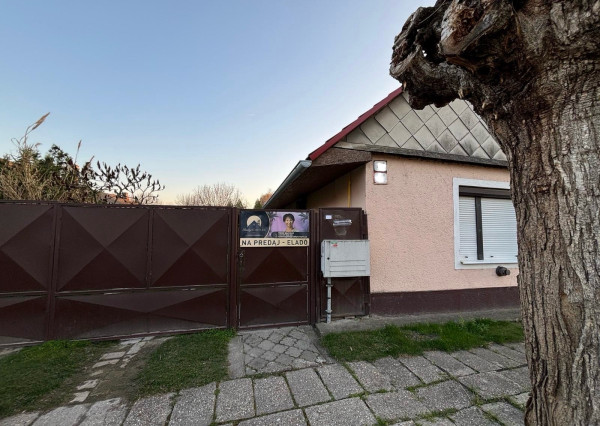 A Reality KOMPLEX s.r.o. EXKLUZÍVAN kínálja eladásra ezt a hangulatos családi házat Nemesócsán!