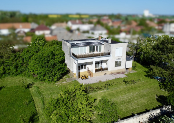 Reality Komplex s.r.o. Vám exkluzívne ponúka na PREDAJ poschodový rodinný dom s obrovským pozemkom v obci Tôň, blízko Komárna!