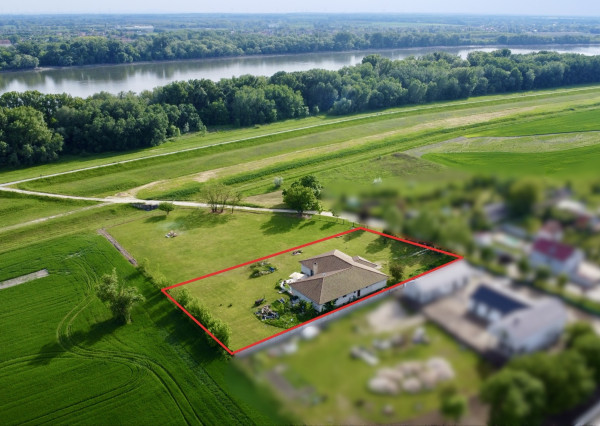 Exkluzívne iba u nás!!!  Reality KOMPLEX s.r.o. Vám ponúkana na predaj luxusný nadštandardný rodinný dom v čarokrásnej, pokojnej lokalite s veľkým lukratívným pozemkom priamo pri rieke Dunaj v KOMÁRNE !!!