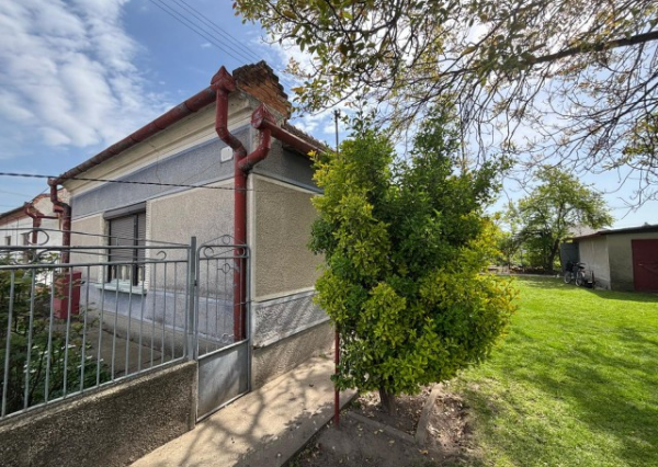 Reality KOMPLEX s.r.o. Vám ponúka Exkluzívne na predaj 3 izbový rodinný dom v pôvodnom stave v obci Sokolce