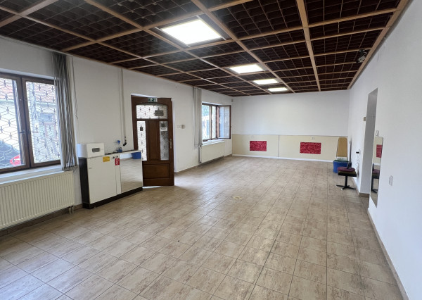 Do NÁJMU ponúkame dom s veľkým skladom na podnikateľské účely v Komárne!