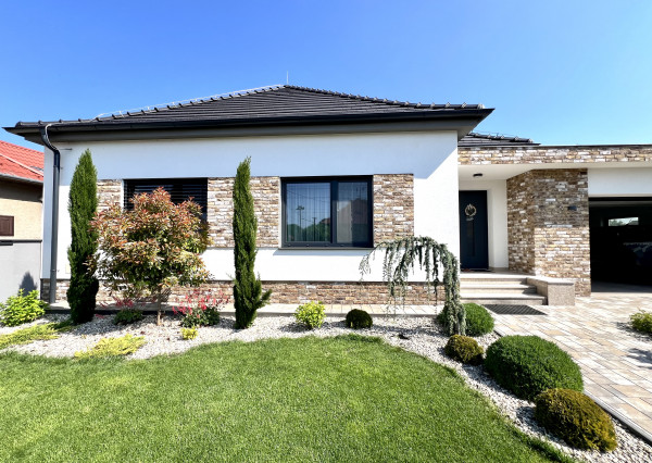 Reality KOMPLEX s.r.o. ponúka na PRENÁJOM exkluzívny rodinný dom s moderným vybavením a krásnou záhradou v obci Veľké Blahovo