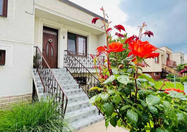 Reality KOMPLEX s.r.o. Vám ponúka na predaj priestranný poschodový rodinný dom v meste Kolárovo