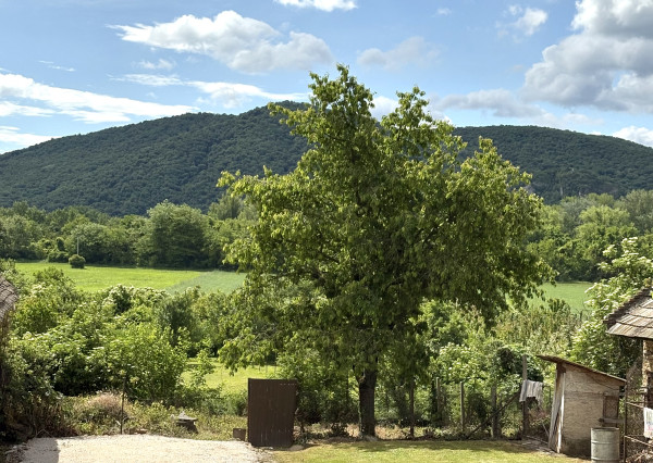 IBA U NÁS !!! Reality KOMPLEX s.r.o.,Vám ponúka na predaj 3 izbový rodinný domček nachádzajúci sa v malebnej lokalite obci Chľaba, na SKOK od sútoku Dunaja a Ipľa okres Nové Zámky !!!