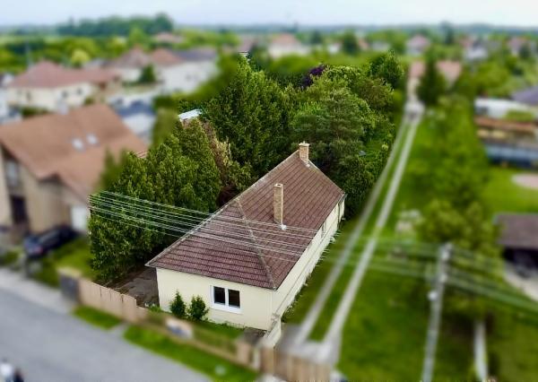 Reality KOMPLEX s.r.o Vám ponúka na predaj 3-izbový rodinný dom v Malých Dvorníkoch.