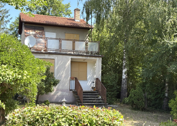 EXKLUZÍVNE IBA U NÁS !!! Reality KOMPLEX s.r.o. vám ponúka na predaj rekreačnú chatu obklopenú krásnou prírodou v obci Radvaň nad Dunajom, 50m od  piesočnatej pláže Dunaja !!!