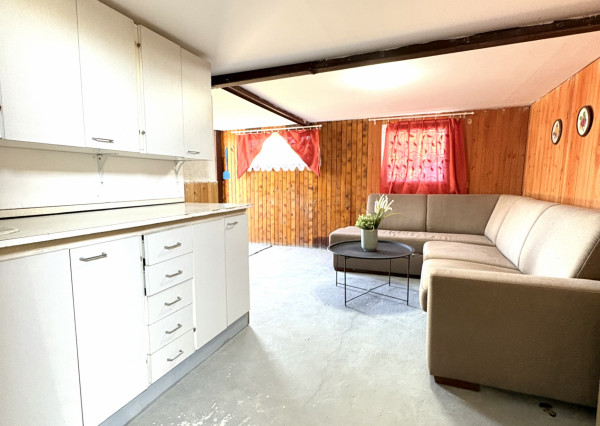 Reality KOMPLEX s.r.o. Vám ponúka na PREDAJ víkendový domček v NOVEJ STRÁŽI časť Komárna.