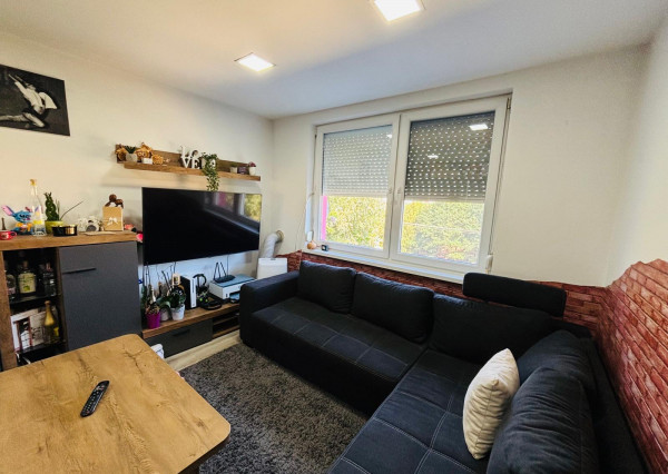 Reality KOMPLEX s.r.o. Vám ponúka exkluzívne na predaj moderný, kompletne zrekonštruovaný 1-izbový byt nachádzajúci sa vo vyhľadávanej časti obce Zemianska Olča.