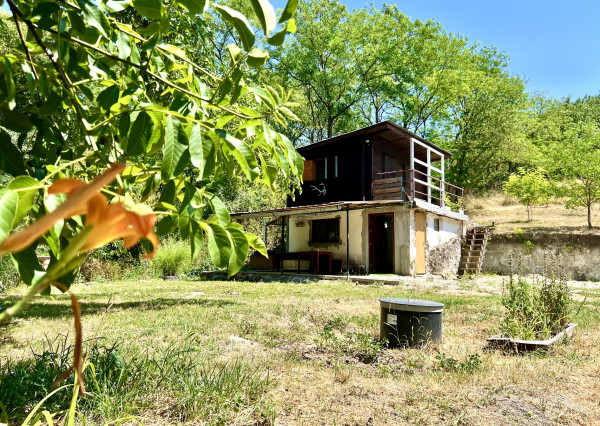 Reality KOMPLEX s.r.o. ponúka na PREDAJ viničný domček s priestranným pozemkom v obci Kamenín