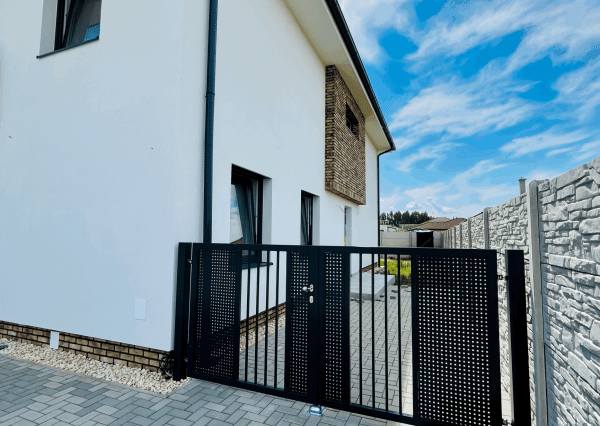 Reality KOMPLEX s.r.o. Vám ponúka na predaj priestranný a svetlý 3-izbový byt v novostavbe štvorbytovky vo Veľkom Mederi.