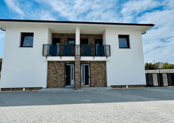 Reality KOMPLEX s.r.o., Vám ponúka na predaj komfortný 3-izbový byt v novostavbe štvorbytovky vo Veľkom Mederi