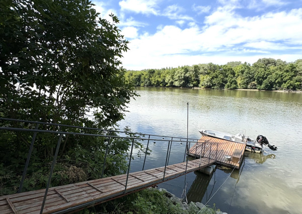 EXKLUZÍVNE IBA U NÁS !!! Reality KOMPLEX s.r.o. vám ponúka na predaj veľkometrážnú dvojpodlažnú rekreačnú chatu s dvoma bytovými jednotkami obklopenú krásnou prírodou  priamo pri rieke Váh – Komárne !!!