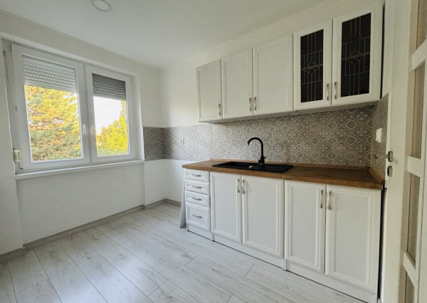 Reality KOMPLEX s.r.o. Vám ponúka na predaj kompletne zrekonštruovaný 3-izbový byt s balkónom v obci Zemianska Olča, v okrese Komárno.