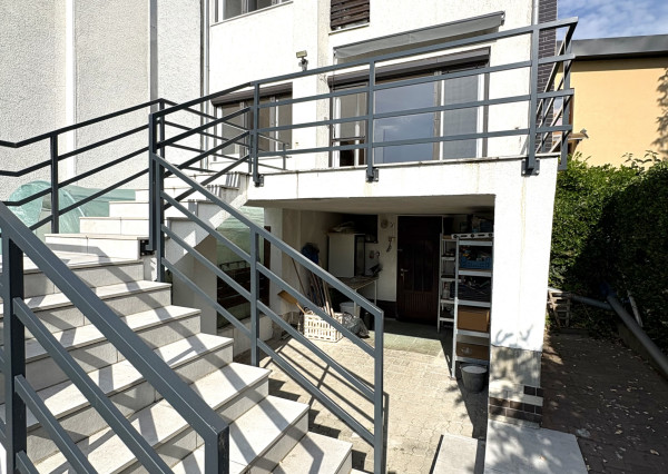 Reality KOMPLEX s.r.o. ponúka na PRENÁJOM 5 izbový rodinný dom s bazénom, záhradou a s garážou v Novej Stráži, časť Komárno !!!