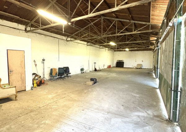 IBA U NÁS !!! Reality KOMPLEX s.r.o. vám ponúka na predaj viacúčelový sklad s pozemkom 1324 m²za super cenu !!!