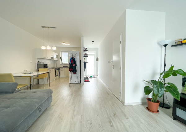 Reality KOMPLEX s.r.o. Vám ponúka NA PREDAJ štýlový dvojpodlažný 3-izbový rodinný dom v radovej zástavbe v obci Dolný Štál.