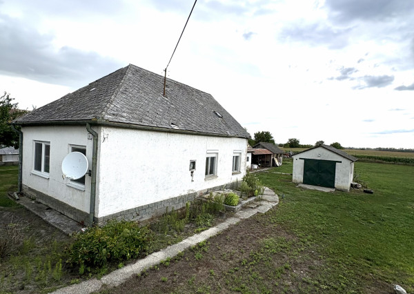 EXKLUZÍVNE IBA U NÁS! Reality KOMPLEX s.r.o. Vám ponúka na predaj rodinný dom nachádzajúci sa v pokojnej obci s veľkým pozemkom v Komárne – mestskej časti Kava.