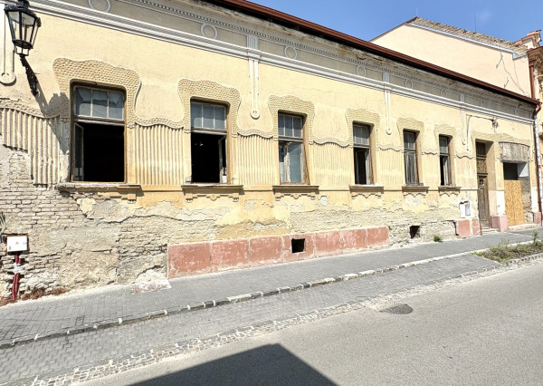 EXKLUZÍVNE IBA U NÁS !!! Reality KOMPLEX s.r.o. vám ponúka na predaj výnimočný dom v srdci historického Komárna – bývanie aj investícia s budúcnosťou !!!