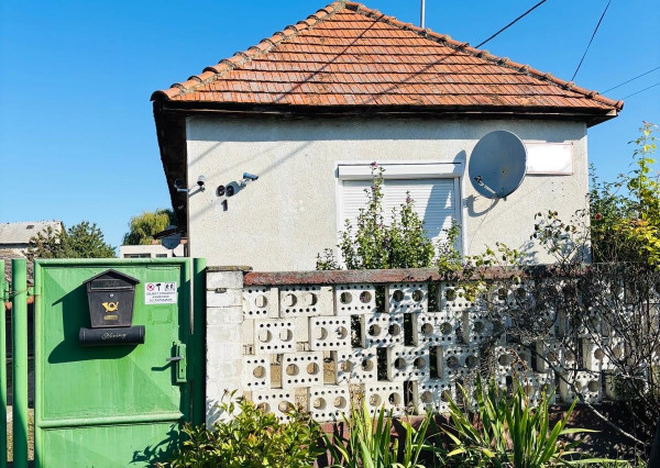 EXKLUZÍVNE – Reality KOMPLEX s.r.o. vám ponúka na predaj malý rodinný dom v obci Tôň, okres Komárno