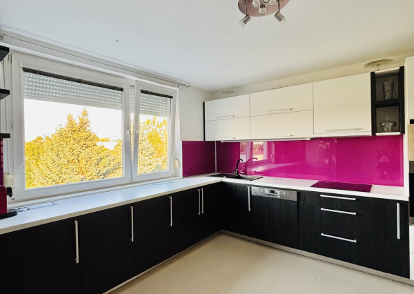 Exkluzívne iba u nás Vám Reality KOMPLEX s.r.o., ponúka na PREDAJ 4 izbový podkrovný byt s garážou v tichej lokalite Mesta Komárno!