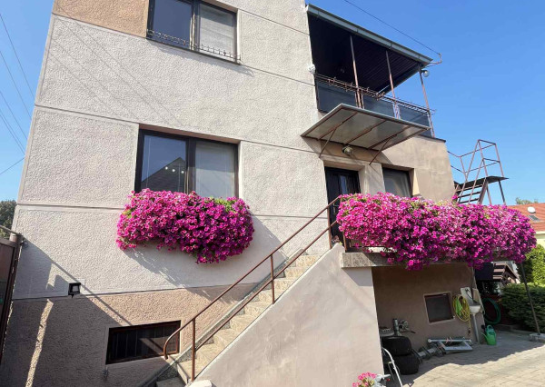 Reality KOMPLEX s.r.o. Vám ponúka na predaj priestranný 4-izbový rodinný dom s dvojgarážou, v meste Komárno.