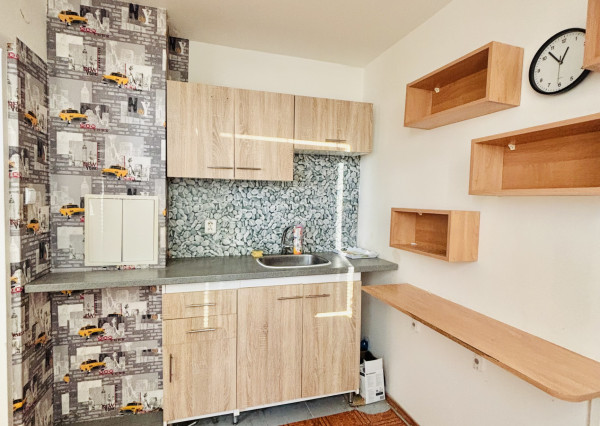 Reality KOMPLEX s.r.o., Vám ponúka na PREDAJ 1 izbový byt v Meste Komárno.