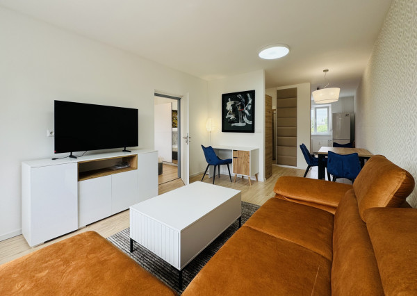 Iba u nás!!! Reality KOMPLEX s.r.o. Vám ponúka od spoľahlivého majiteľa na prenájom, slnečný 2 izbový, kompletne zariadený byt vo výbornej lokalite v Komárne !!!