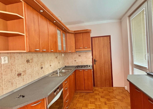 Exkluzívne iba u nás Vám Reality KOMPLEX s.r.o., ponúka na PREDAJ 4 izbový, kompletne rekonštruovaný byt v tichej lokalite Mesta Komárno