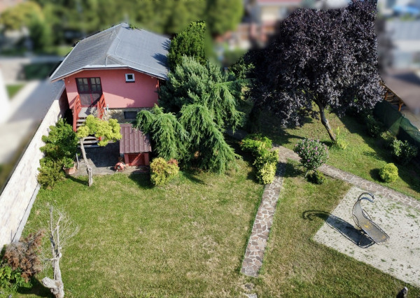 Rekreačná chata  s nádhernou záhradou a jazierkom v obľúbenej časti Komárna (Nová Osada)  blízko Váhu na PREDAJ!!