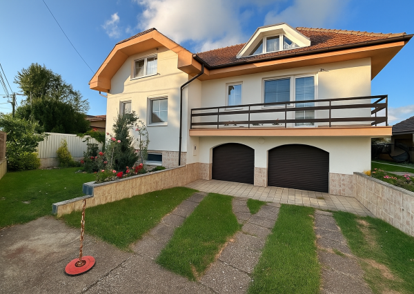 Reality KOMPLEX s.r.o. Vám EXKLUZÍVNE ponúka NA PREDAJ priestranný 7-izbový rodinný dom s veľkým pozemkom v obci Dvory nad Žitavou