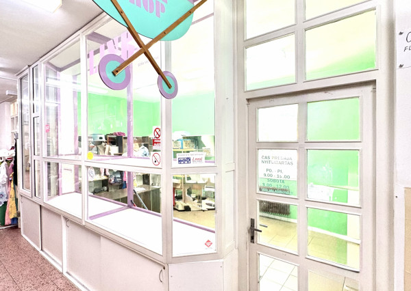 IBA U NÁS !!! Reality KOMPLEX s.r.o. Vám ponúka na PREDAJ obchodný priestor na prízemí v Tržnici v Komárne za super cenu!