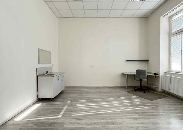 Reality KOMPLEX s.r.o Vám ponúka na prenájom nebytové priestory v rušnej lokalite mesta Komárno.