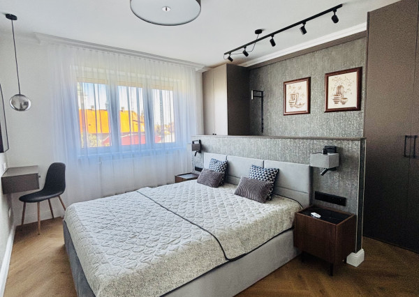 Reality KOMPLEX s.r.o., Vám ponúka na prenájom úplne rekonštruovaný, moderný 3 izbový veľkoplošný svojpomocný byt s garážou v tichej lokalite Mesta Komárno.