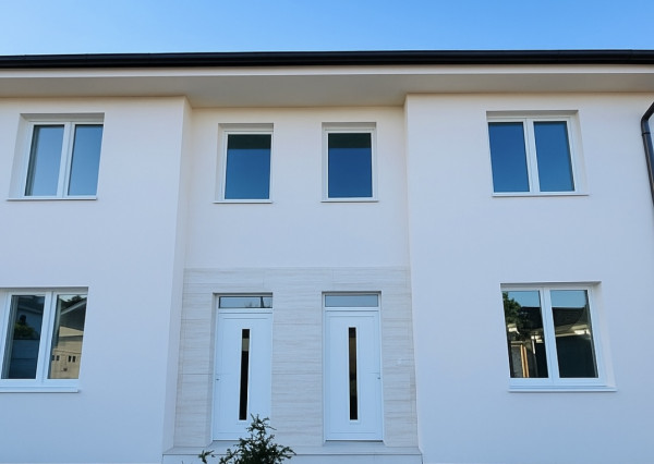 Reality KOMPLEX s.r.o., Vám ponúka na predaj moderný 3-izbový byt s balkónom a vlastnou záhradou v štvorbytovke v Dunajskej Strede